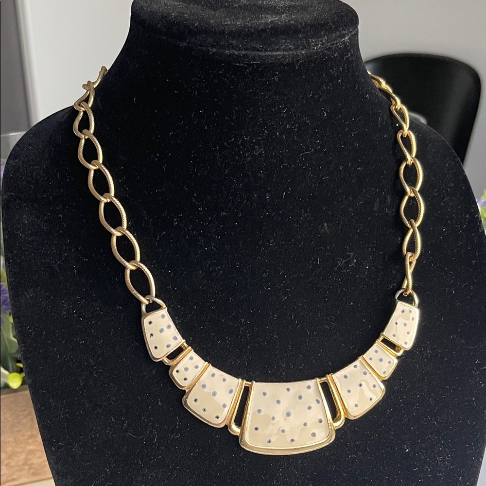 Elegant Gold and Cream Necklace
